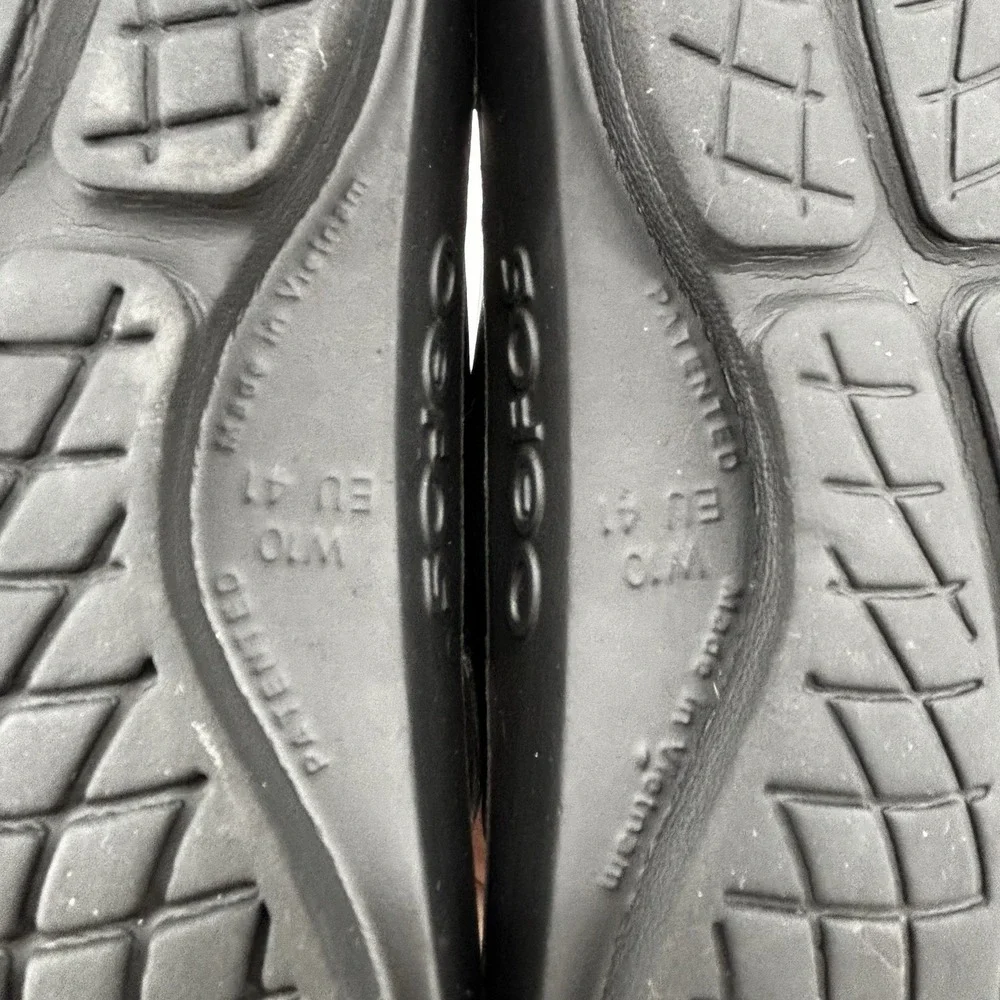 Oofos Women's 9 OOlala Luxe Recovery Thong Flip Flops Black/Latte 10 EU40 - Picture 7 of 9